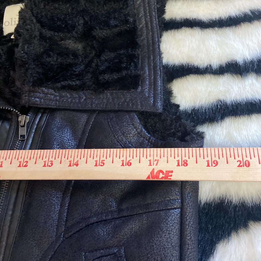 Women's Black Faux Fur Collar Vest - Picture 6 of 9